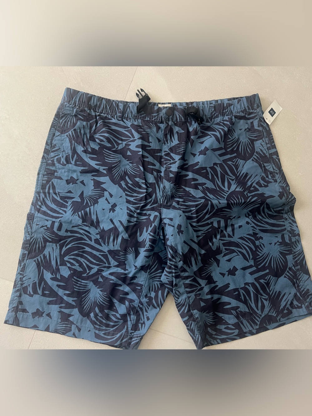 GAP Men's Navy and Light Blue Tropical Print Athletic Shorts